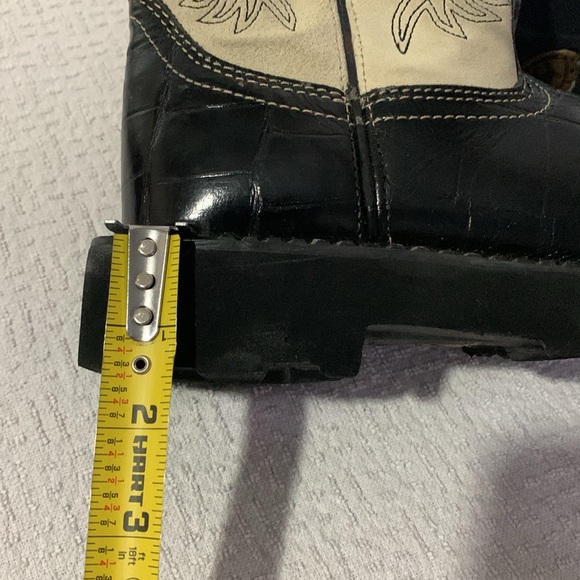 ARIAT Woman’s Embossed Fatbaby Western Boots - Picture 9 of 15